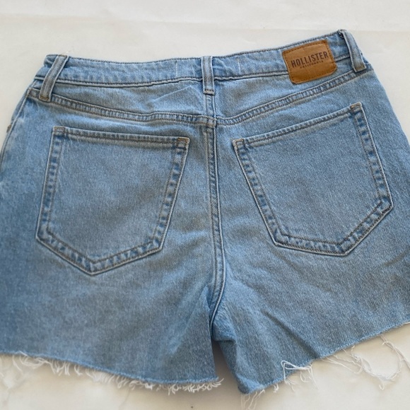 Hollister ultra high-rise mom shorts 3 inch W30” - Picture 3 of 4
